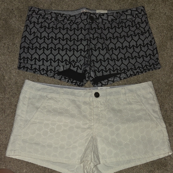 Kohl's Black Zigzag and White Patterned Women's Shorts - Picture 1 of 6